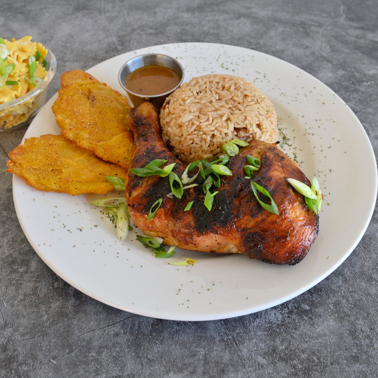 Poulet grillé servi avec riz et plantains chez Racine Créole