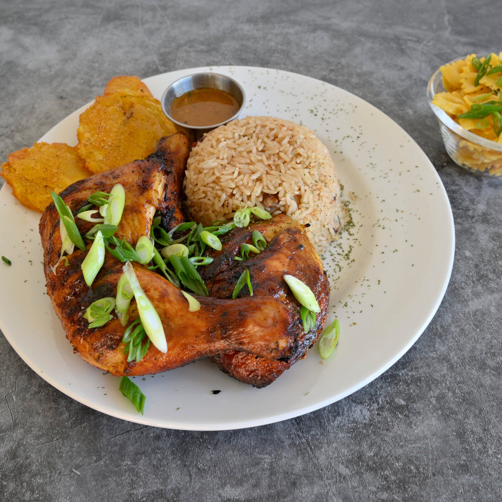 Assiette de poulet boucané, riz collé et bananes pesées de Racine Créole